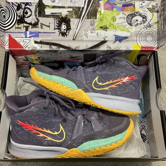 Nike Kyrie 7 Basketball Sneakers - size 4 Youth - Picture 8 of 8